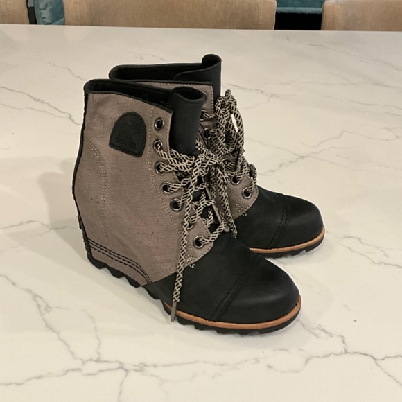 Sorel. NEW!  Size 8 Wedge Lace Boot Black and gray Waterproof - Picture 3 of 3